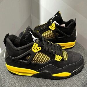 Air Jordan 4 Retro Thunder 2023